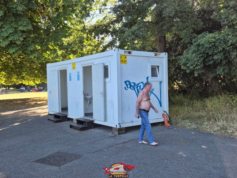 Le container qui sert de toilettes. Plage de la perle du lac, GEnève.