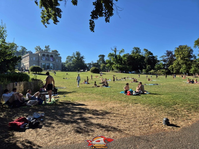 Le parc de Perle du Lac avec, en arrière-plan, le musée d'Histoire des Sciences.