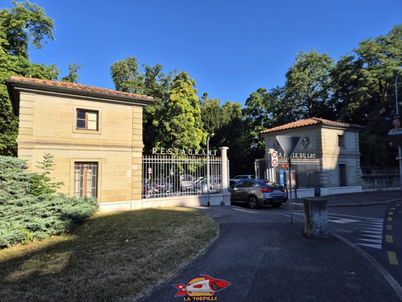 L'entrée du petit parking, du côté de la rue de Lausanne, pour accéder au parc et au restaurant de la Perle du Lac.