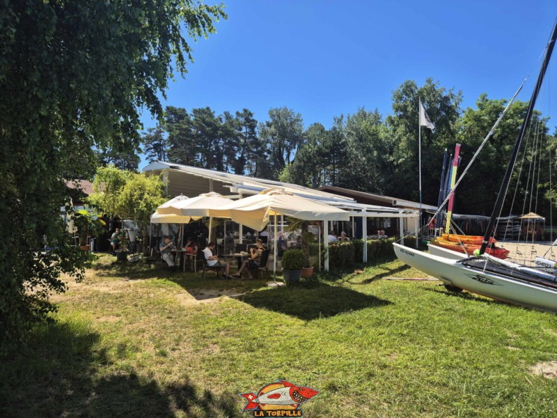 Le restaurant Le Colvert sur le bord est de la plage des Vikings. Plage et base nautique, les Vikings, Yvonand, lac de Neuchâtel.