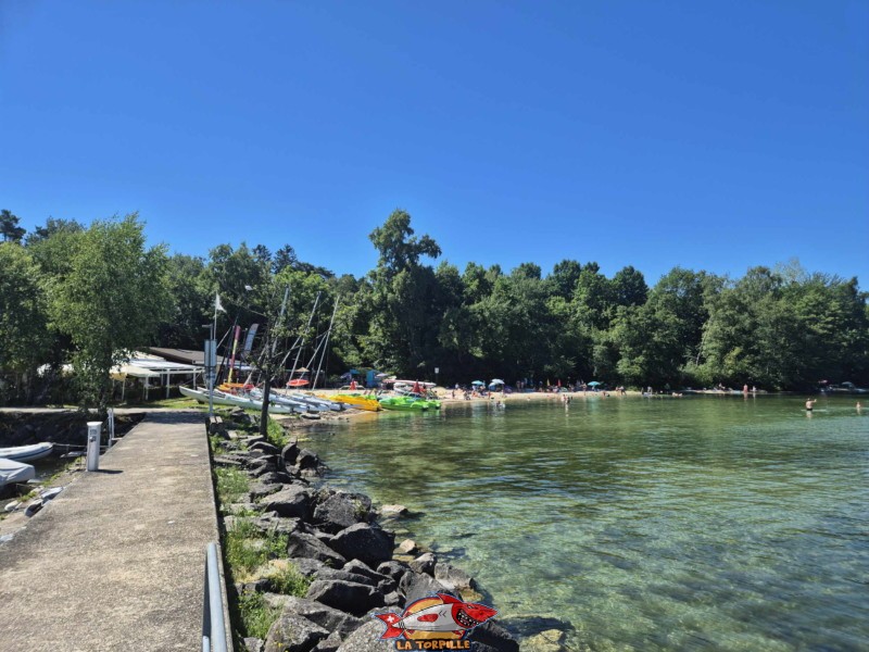 plage des Vikings depuis la jetée principale du port d'Yvonand. Plage et base nautique, les Vikings, Yvonand, lac de Neuchâtel.