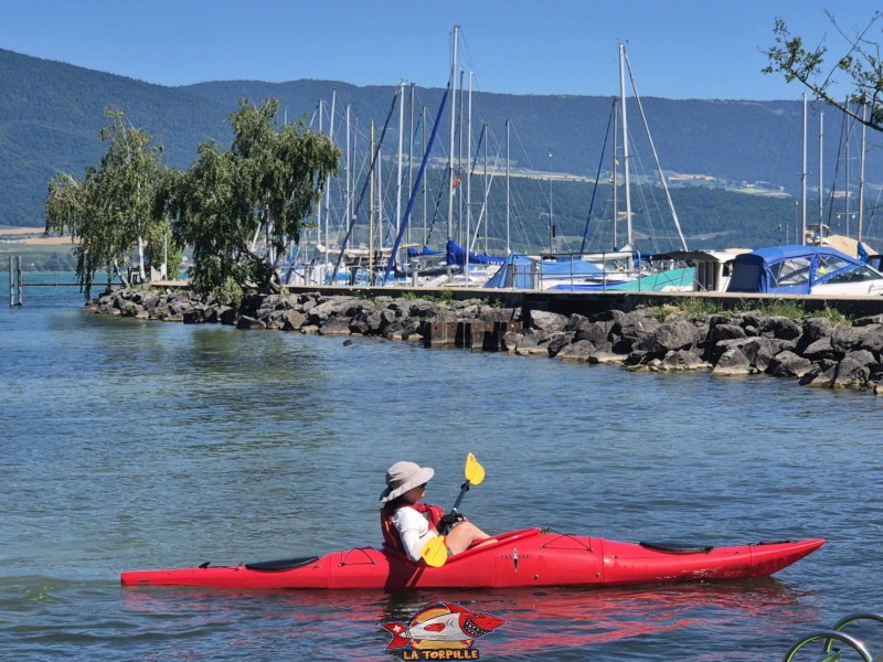 Canoë-Kayak. Plage et base nautique, les Vikings, Yvonand, lac de Neuchâtel.
