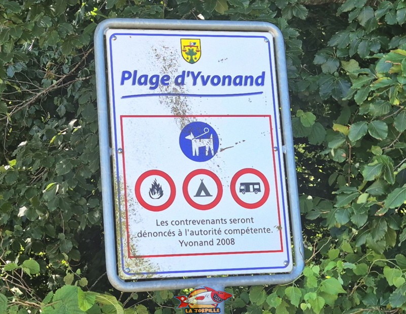 partie centrale de la plage des Vikings. Un panneau qui rappelant certaines règles sur les plages d'Yvonand. partie centrale de la plage des Vikings. Un panneau qui rappelant certaines règles sur les plages d'Yvonand. Plage et base nautique, les Vikings, Yvonand, lac de Neuchâtel.