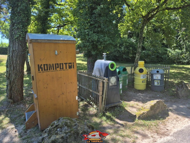 Les toilettes et la récupération des déchets à côté de la zone herbeuse. Plage et base nautique, les Vikings, Yvonand, lac de Neuchâtel. Les toilettes et la récupération des déchets à côté de la zone herbeuse. Plage et base nautique, les Vikings, Yvonand, lac de Neuchâtel.