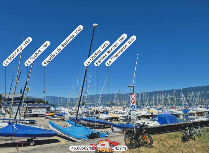 Le panorama, direction nord-ouest, depuis la plage du port d'Yvonand. Le Sujet, le Chasseron.