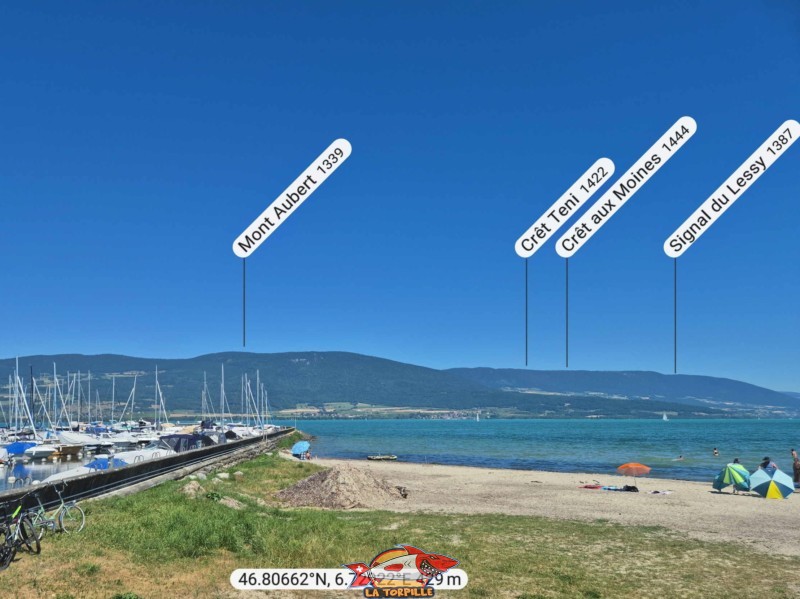 Le panorama, direction nord, depuis la plage du port d'Yvonand. Mont Aubert, Crêt Teni et Crêt aux Moines.