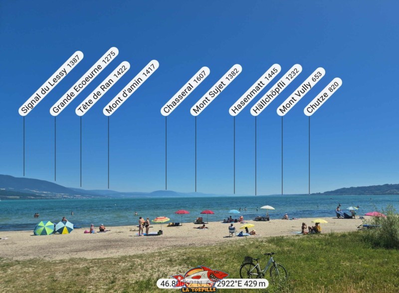 Le panorama, direction nord-est, depuis la plage du port d'Yvonand. Tête de Ran, le Chasseral, Mont Vully.