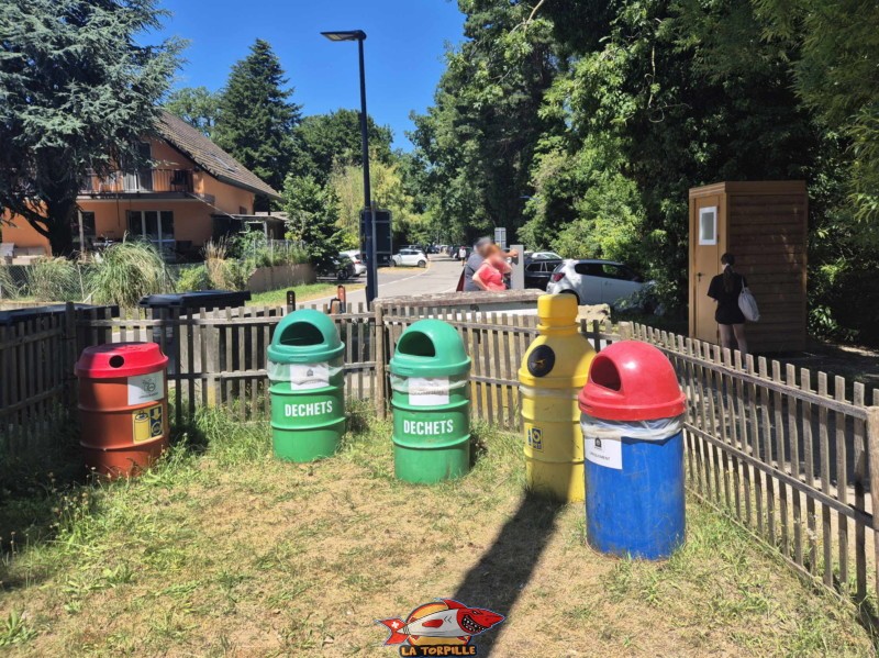 La collecte des déchets et les toilettes le long de la route.