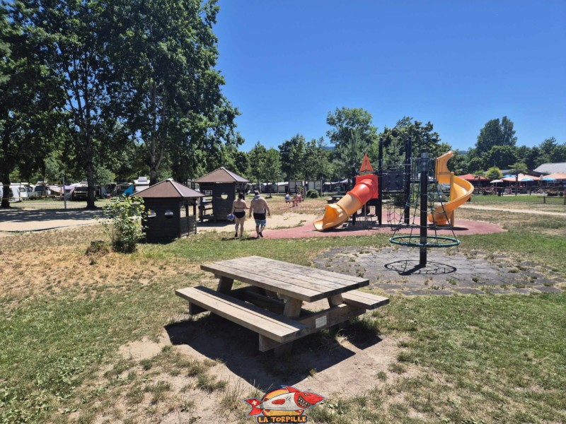 La grande place de jeux à l'est de la plage des Pins. Yvonand.