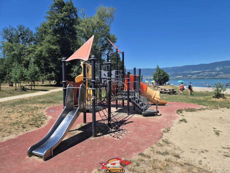 La grande place de jeux à l'est de la plage des Pins. Yvonand.