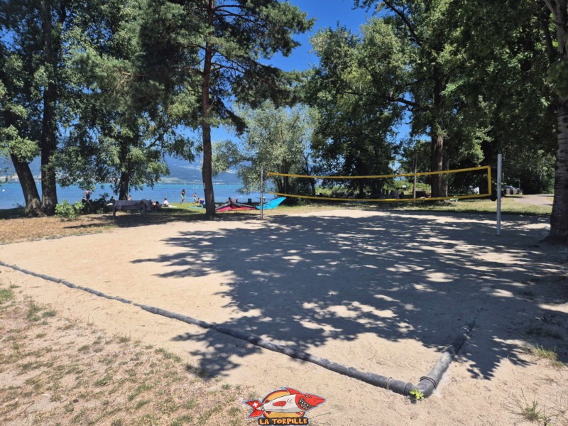 Le terrain de volleyball à l'extrémité est de la plage.