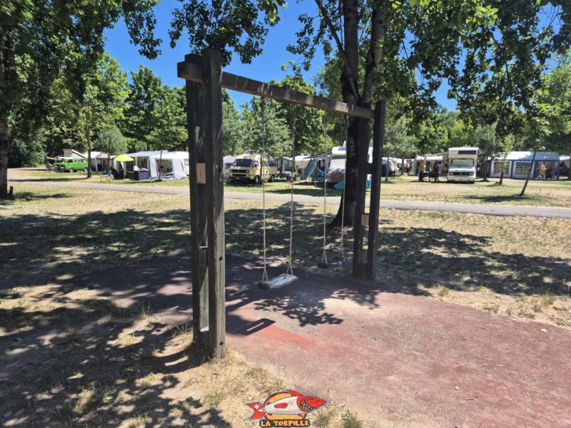 La grande place de jeux à l'est de la plage des Pins. Yvonand.