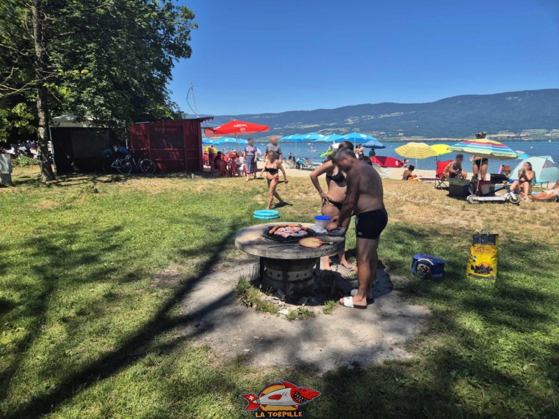 La plage de barbecue à l'est de la plage des Pins. Yvonand