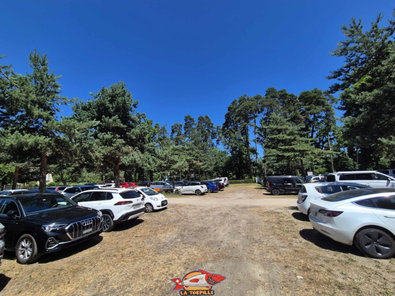 Un parking payant pour accéder à la plage des Pins.