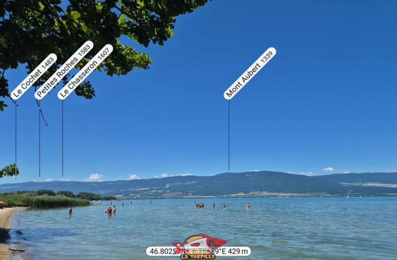 Le panorama, direction nord-ouest, depuis la plage de la Petite Amerique d'Yvonand. Mont Aubert, Chasseron