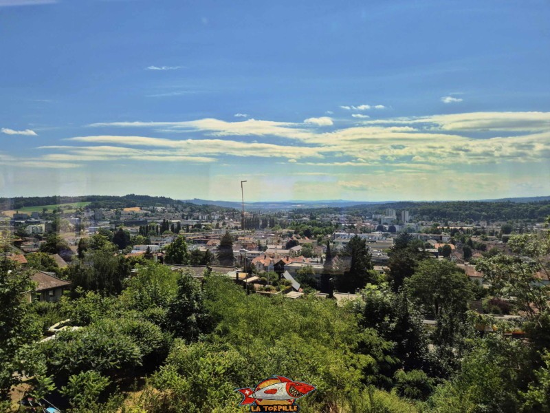 La vue sur la ville de Bienne lors de la montée en train.