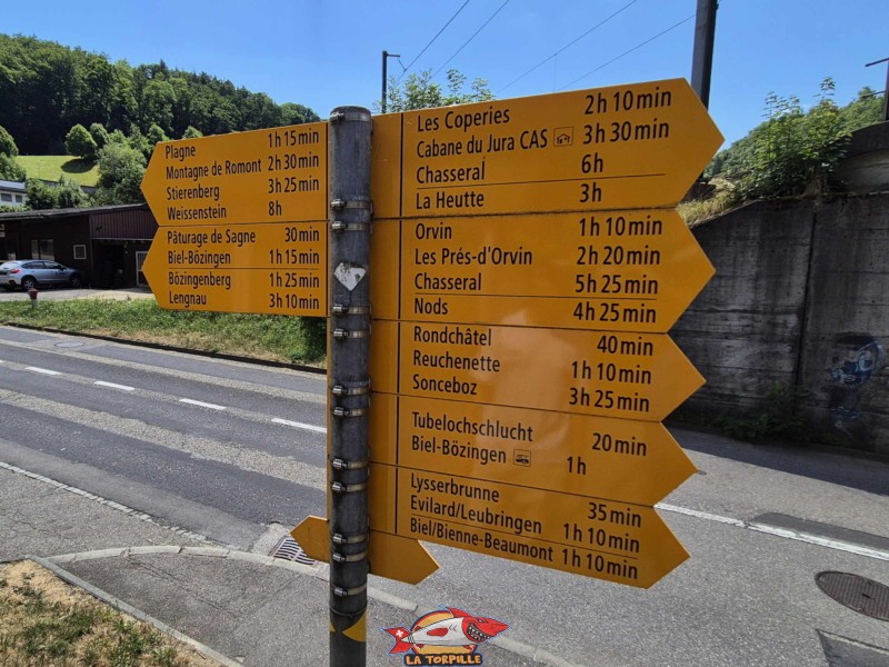Un panneau indicateur peu après la gare de Frinvillier. Le fameux Chasseral à ... 5 h 25 min de marche.