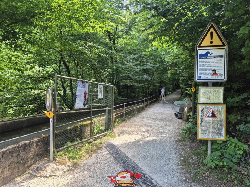 L'entrée dans les gorges du Taubenloch, juste après le restaurant. On entre alors dans la forêt. Les gorges du Taubenloch. Bienne.