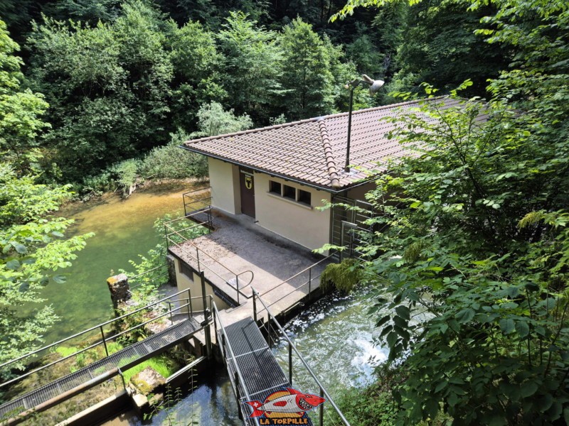 La station de pompage d'Evilard. Cette station pompe de l'eau des gorges du Taubenloch, à 514 m d'altitude, dans les réservoirs d'Evilard, à 775 d'altitude. Les gorges du Taubenloch. Bienne.