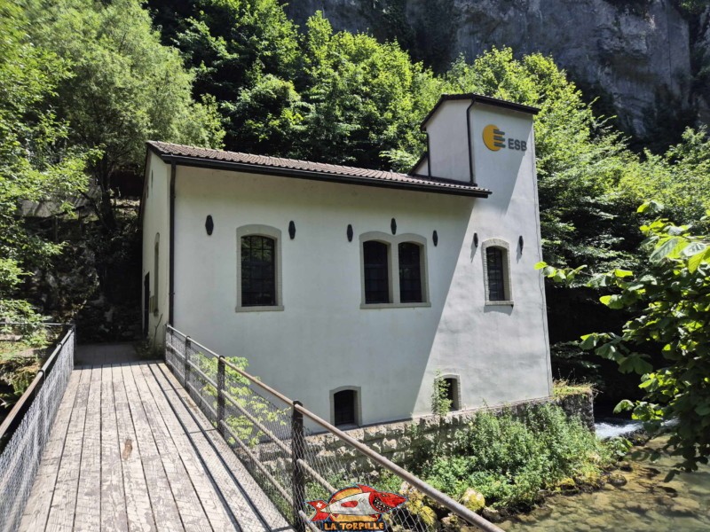 La petite usine hydroélectrique du Taubenloch, atteignable par une passerelle. Les gorges du Taubenloch. Bienne.