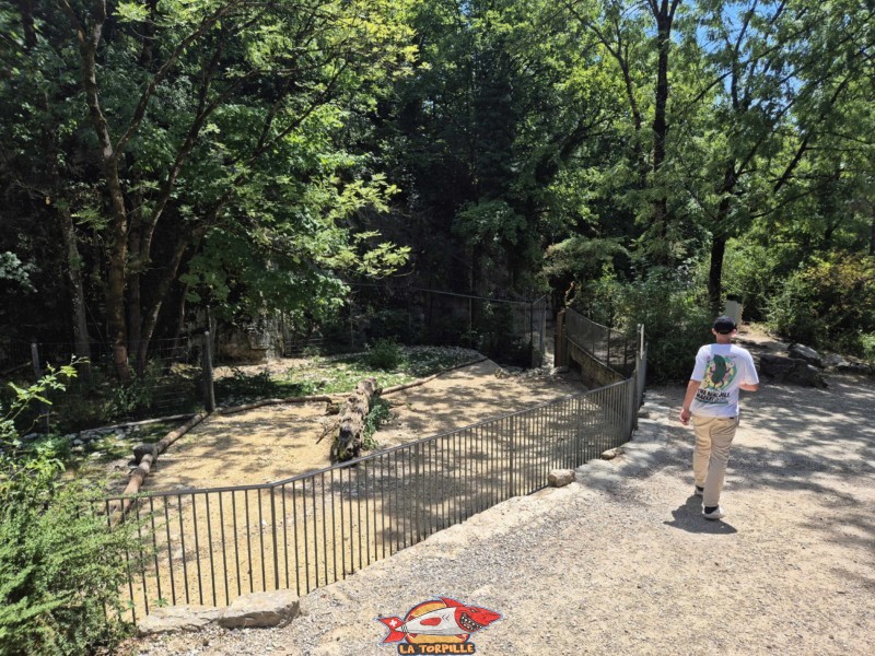 Un enclos du parc animalier. Parc Zoologique Bienne