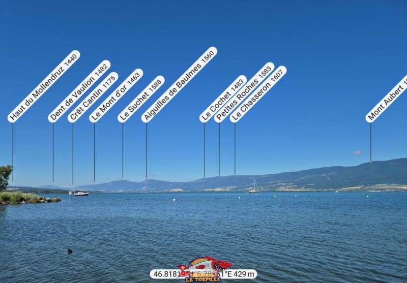 Le panorama, direction ouest, depuis la plage de Cheyres. La Dent de Vaulion, Le Mont d'Or, Les Aiguilles de Baulmes, le Chasseron.