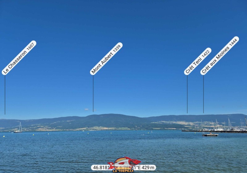 Le panorama, direction nord-ouest, depuis la plage de Cheyres. Le Mont Aubert, Crêt Teni, Crêt aux Moines.