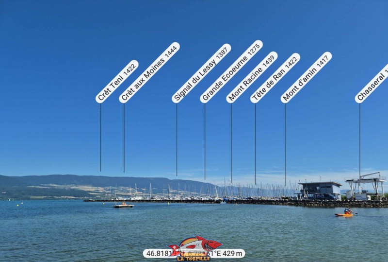 Le panorama, direction nord, depuis la plage de Cheyres. Le Mont Racine, Tête de Ran, le Chasseral.