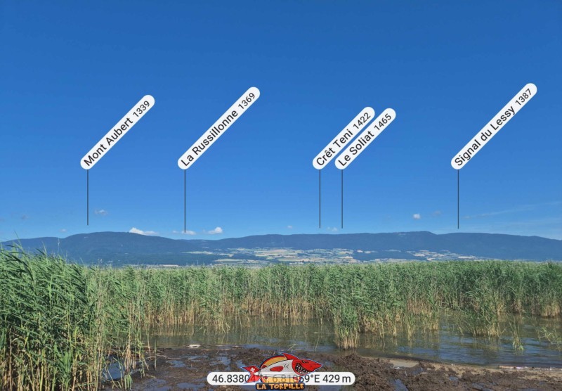 Le panorama, direction nord-ouest, depuis la plage de Font I. Mont Aubert, La Russillone, Crêt Teni.