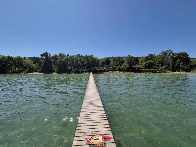 Ponton, plage de Font II, commune d'estavayer, canton de Fribourg, lac de Neuchâtel. La vue sur la plage de Font II depuis le bout du ponton.