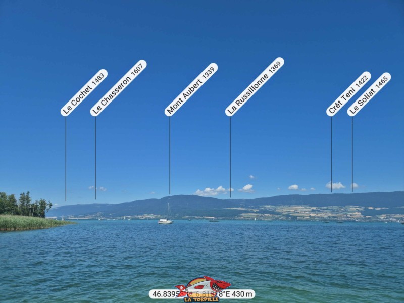 Le panorama, direction ouest, depuis la plage de Font II. Le Cochet, le Chasseron, Mont Aubert, La Russillonne.