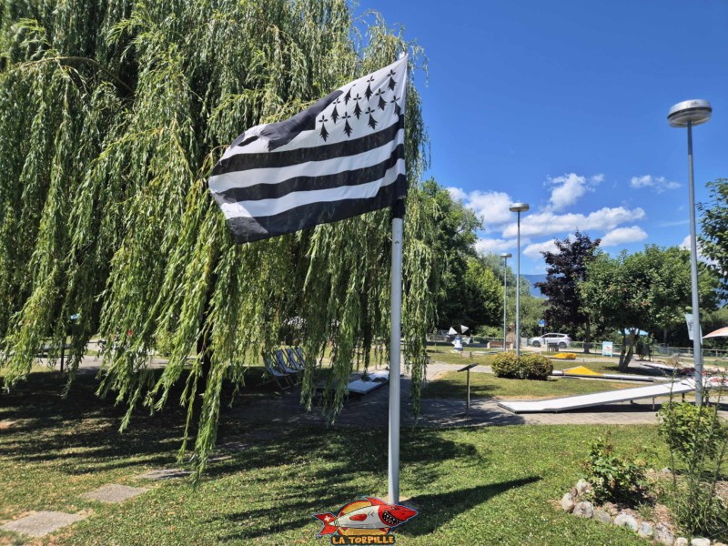 crêperie Vent d'Ouest, Estavayer-le-lac, Le drapeau breton appelé "Gwenn ha Du" et créé récemment, entre 1923 et 1925.