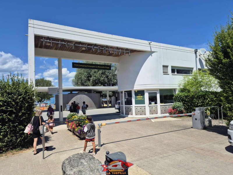 L'entrée principale par le chemin de la Grande Gouille, au sud-est. Cette entrée est utilisée pour le camping. Nouvelle plage, estvayer-le-lac.