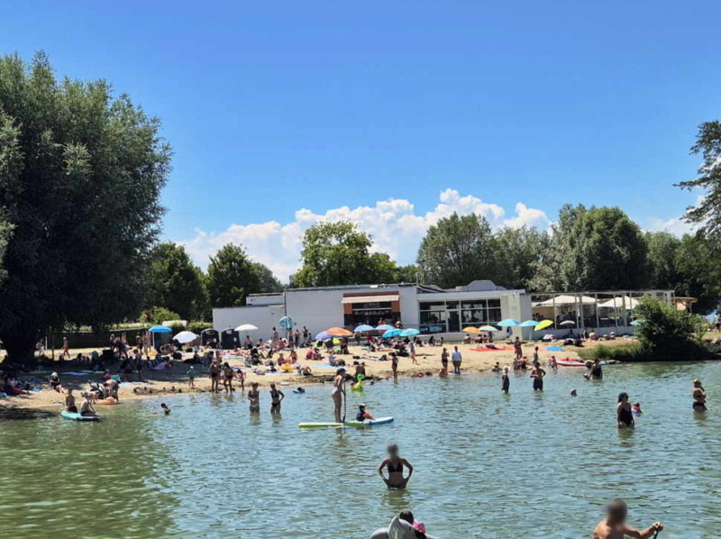 zone de la plage de l'est vers l'ouest. nouvelle plage d'estavayer.