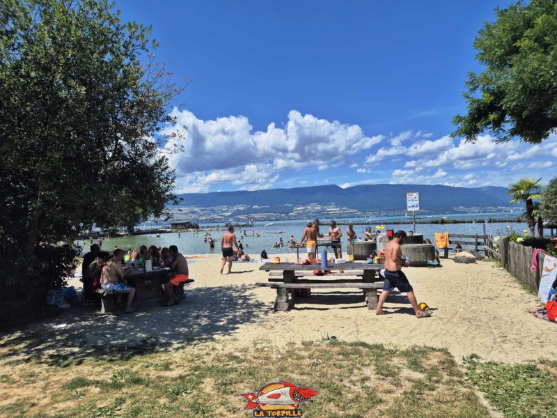 tables, nouvelle plage d'estavayer-le-lac, canton de Fribourg, lac de neuchâtel