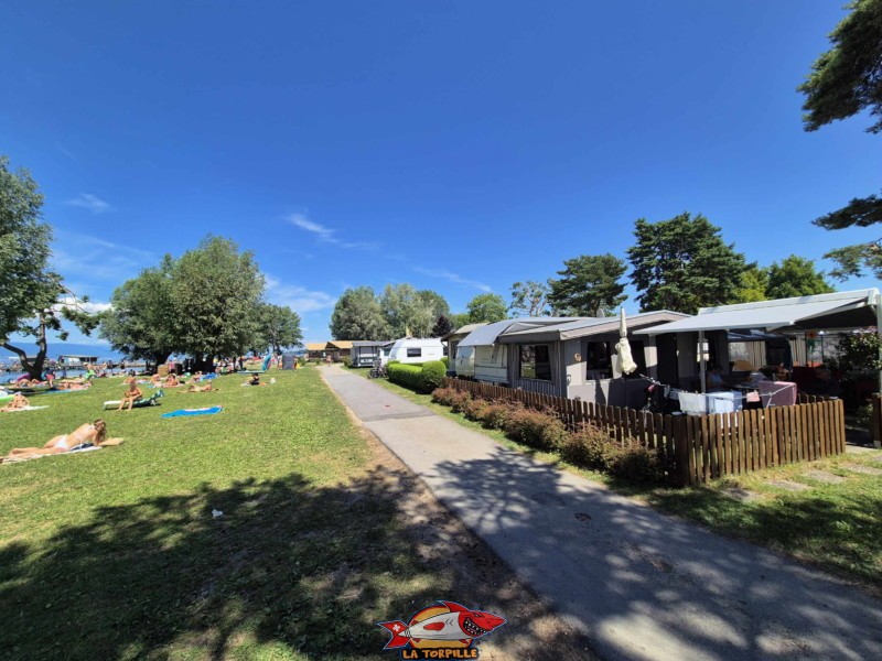 Le camping de la Nouvelle Plage, accolé au sud et à l'est de la plage. Estavayer-le-lac.