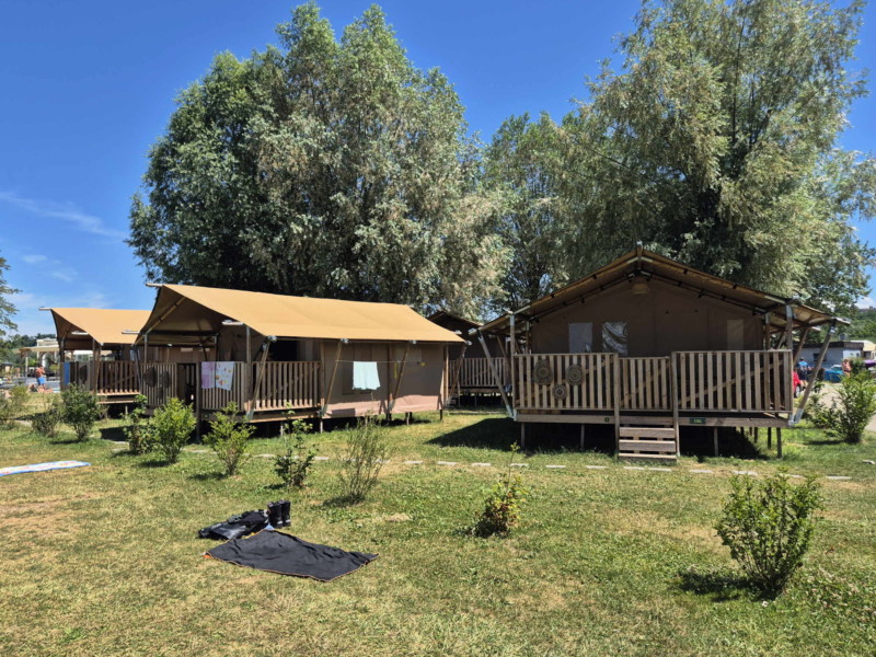 Le camping de la Nouvelle Plage, accolé au sud et à l'est de la plage. Estavayer-le-lac.