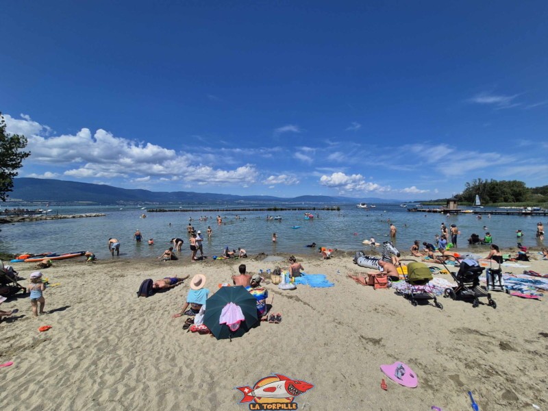Zone de sable de la nouvelle plage d'estavayer-le-lac, canton de fribourg, lac de neuchâtel.