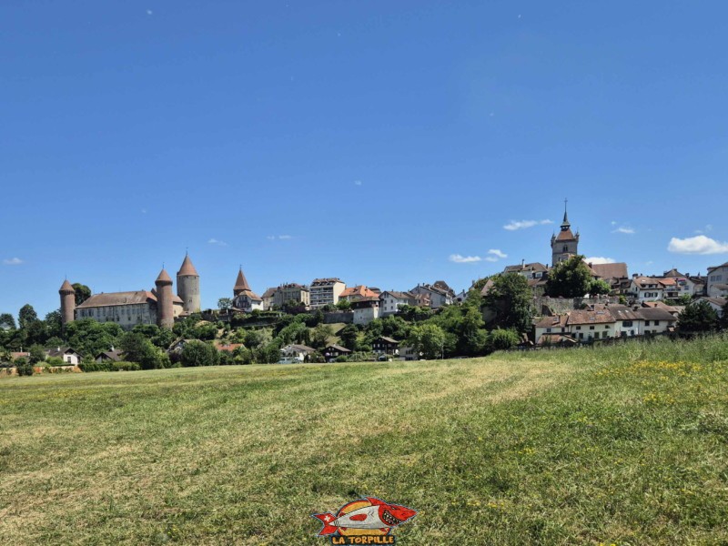 La vue depuis l'ouest sur le château de Chenaux et la collégiale St-Laurent. La vue depuis l'ouest sur le château de Chenaux et la collégiale St-Laurent.