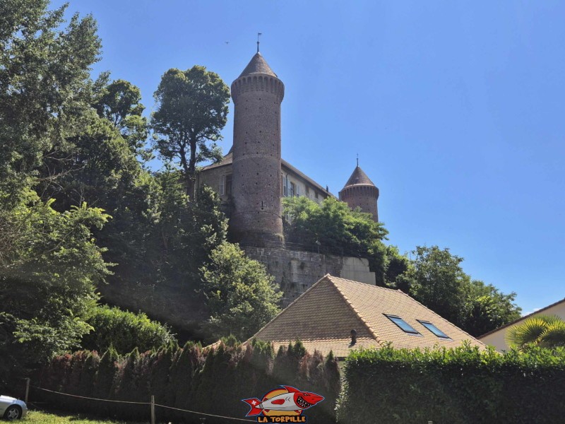 La vue sous le mur nord-ouest. Château de Chenaux, Estavayer-le-lec. La vue sous le mur nord-ouest. Château de Chenaux, Estavayer-le-lec.