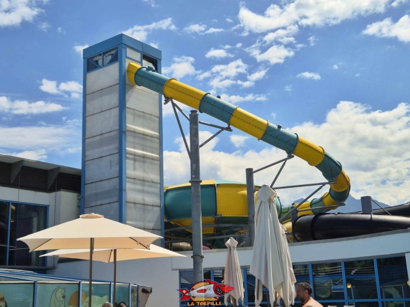 La tour du Jungle Twist depuis l'extérieur. La tour du Jungle Twist depuis l'extérieur. aquaparc