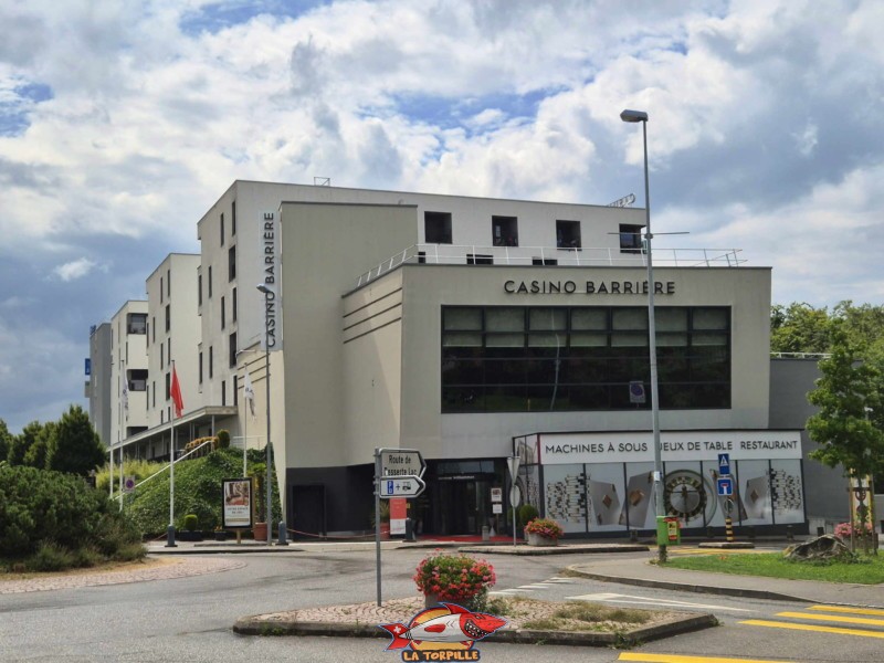 L'entrée du Casino. Elle se trouve à proximité de l'hôtel Ibis. L'entrée du Casino. Elle se trouve à proximité de l'hôtel Ibis.