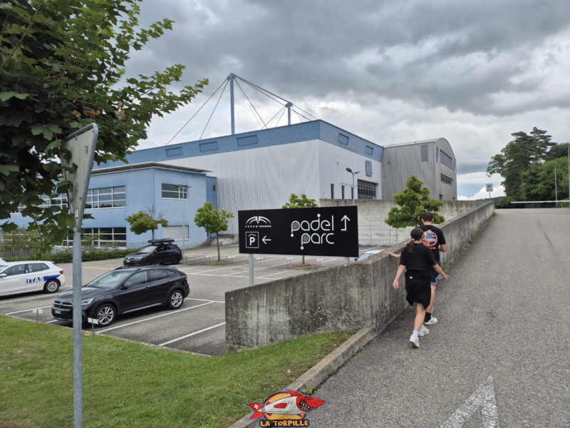 Extérieur Forum Fribourg. Padel Parc Fribourg, Granges-Paccot.