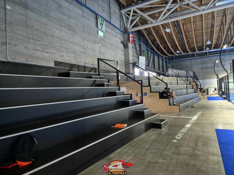 Gradins. Padel Parc Fribourg, Granges-Paccot.