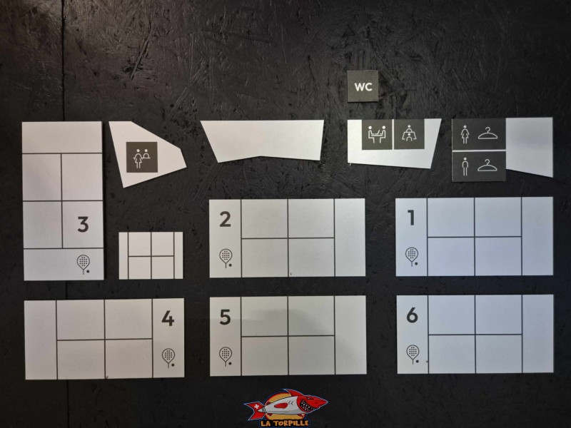 Le positionnement des six terrains avec  le mini-terrain, la buvette, les vestiaires et les toilettes. Padel Parc Fribourg, Granges-Paccot.