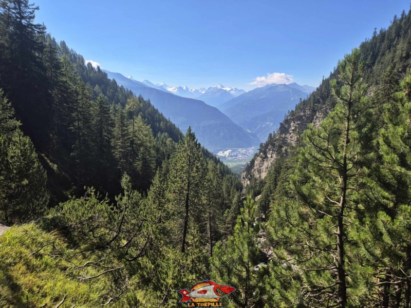 Le magnifique panorama, direction sud, sur les grands sommets du val d'Anniviers et le Cervin. Cascade du Pichiour, chute de la Raspille, Crans-Montana.