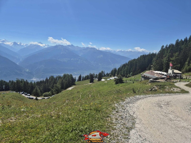 Le retour au Relais de Colombire. Randonnée au bisse du Tsittoret, Crans-Montana, Valais central.