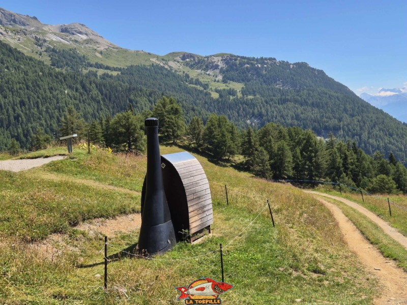 Des toilettes 2.0 peu avant d'arriver à la cave du Scex. Randonnée au bisse du Tsittoret, Crans-Montana, Valais central.
