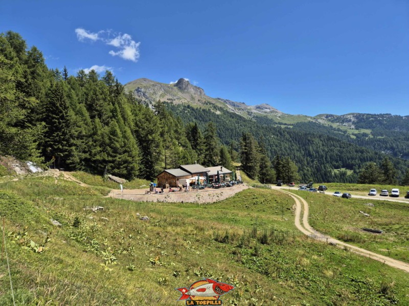 La Cave du Scex juste au-dessous du chemin du bisse du Tsittoret. Randonnée au bisse du Tsittoret, Crans-Montana, Valais central.