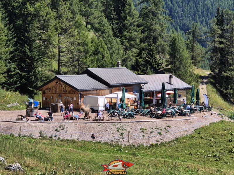 Cave du Scex. Randonnée au bisse du Tsittoret, Crans-Montana, Valais central.